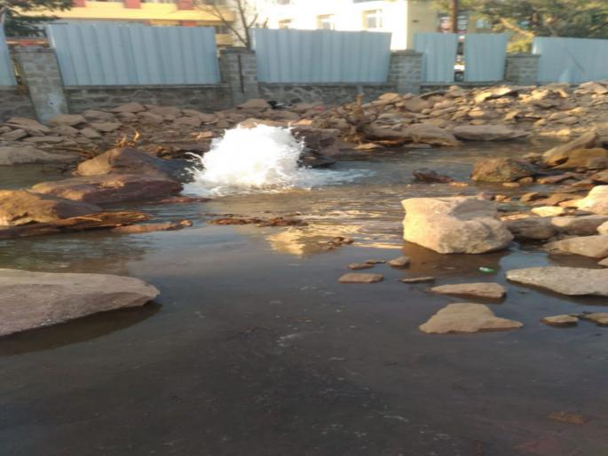 water pipeline break in Shivajinagar police colony : Police family's anger | शिवाजीनगर पोलीस वसाहतीमध्ये जलवाहिनी फुटली : पोलिसांच्या कुटुंबियांकडून संताप water pipeline break in Shivajinagar police colony : Police family's anger | शिवाजीनगर पोलीस वसाहतीमध्ये जलवाहिनी फुटली : पोलिसांच्या कुटुंबियांकडून संताप