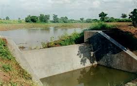 Completion of 38 lakes; 92 water shades works has been done | १५ गावातील ३८ शेततळे पुर्ण, ९२ बंधाऱ्यांचे खोलीकरण