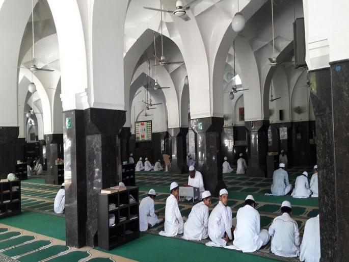 The only one in the country, the Jama Moshid of Aurangabad with a wide roof top | विस्तीर्ण छत असलेली औरंगाबादची जामा मशीद देशात एकमेव The only one in the country, the Jama Moshid of Aurangabad with a wide roof top | विस्तीर्ण छत असलेली औरंगाबादची जामा मशीद देशात एकमेव