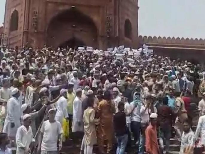 Nupur Sharma, Prophet case: People in large numbers protest at Delhi's Jama Masjid over inflammatory remarks by suspended BJP leader Nupur Sharma & expelled leader Naveen Jindal | Nupur Sharma, Prophet case: नुपूर शर्माचा जोरदार विरोध; दिल्लीतील जामा मशिदीपासून प्रयागराजपर्यंत तीव्र निदर्शने Nupur Sharma, Prophet case: People in large numbers protest at Delhi's Jama Masjid over inflammatory remarks by suspended BJP leader Nupur Sharma & expelled leader Naveen Jindal | Nupur Sharma, Prophet case: नुपूर शर्माचा जोरदार विरोध; दिल्लीतील जामा मशिदीपासून प्रयागराजपर्यंत तीव्र निदर्शने