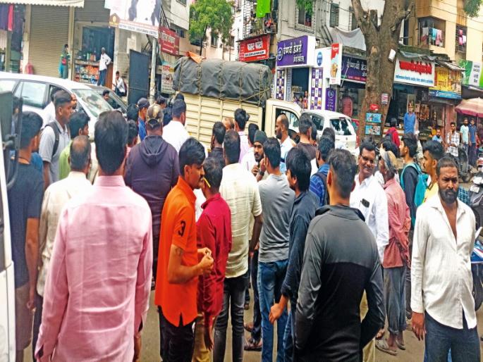beating of medical personnel who were taking mentally ill young woman It was a misunderstanding | मानसिक रुग्ण तरुणीला घेऊन जाणाऱ्या वैद्यकीय कर्मचाऱ्यांना मारहाण; गैरसमजातून घडला प्रकार beating of medical personnel who were taking mentally ill young woman It was a misunderstanding | मानसिक रुग्ण तरुणीला घेऊन जाणाऱ्या वैद्यकीय कर्मचाऱ्यांना मारहाण; गैरसमजातून घडला प्रकार