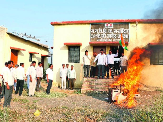 Malkapur: Disrupted office of Mahavitaran's Jambhuldha office | मलकापूर : महावितरणच्या जांभूळधाबा येथील कार्यालयात तोडफोड Malkapur: Disrupted office of Mahavitaran's Jambhuldha office | मलकापूर : महावितरणच्या जांभूळधाबा येथील कार्यालयात तोडफोड