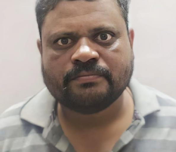 Accused absconding for two years arrested in kolhapur | चार कोटीहून अधिकची फसवणूक, दोन वर्षांपासून फरार असलेल्या आरोपीस अटक