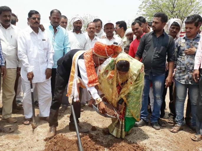 Weddings at Water Foundation's work | पाणी फाउंडेशनच्या कामावर झाला विवाहसोहळा Weddings at Water Foundation's work | पाणी फाउंडेशनच्या कामावर झाला विवाहसोहळा