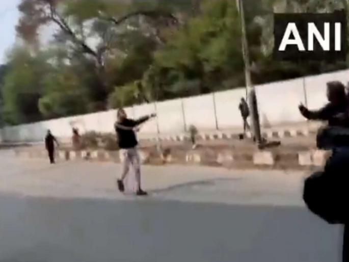 A man brandishes gun in Jamia area of Delhi | Jamia Protest : दिल्लीतील जामिया विद्यापीठात गोळीबार, एक जण जखमी  A man brandishes gun in Jamia area of Delhi | Jamia Protest : दिल्लीतील जामिया विद्यापीठात गोळीबार, एक जण जखमी