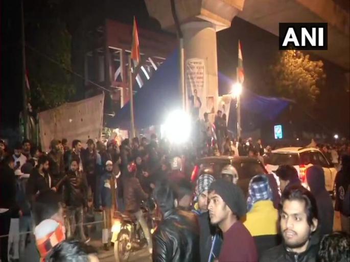 firing at gate of jamia millia islamia university by two unidentified persons | जामिया विद्यापीठाजवळ पुन्हा गोळीबार, गेल्या चार दिवसातील तिसरी घटना firing at gate of jamia millia islamia university by two unidentified persons | जामिया विद्यापीठाजवळ पुन्हा गोळीबार, गेल्या चार दिवसातील तिसरी घटना