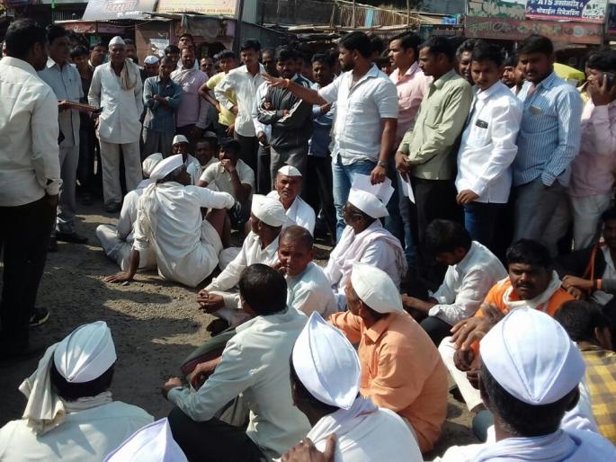 Stop the farmer's path in Jamkhed for Orissa's shopping center | उडीद खरेदी केंद्रासाठी जामखेडमध्ये शेतक-यांचा रास्ता रोको Stop the farmer's path in Jamkhed for Orissa's shopping center | उडीद खरेदी केंद्रासाठी जामखेडमध्ये शेतक-यांचा रास्ता रोको