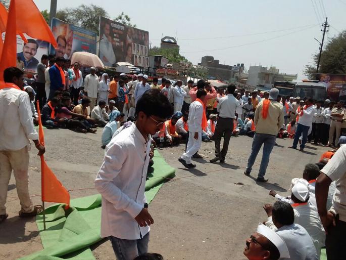 Stop the path of Shivsena in Jamkhed on various issues related to farmers | शेतक-यांच्या विविध प्रश्नांवर जामखेडमध्ये शिवसेनेचा रास्ता रोको Stop the path of Shivsena in Jamkhed on various issues related to farmers | शेतक-यांच्या विविध प्रश्नांवर जामखेडमध्ये शिवसेनेचा रास्ता रोको