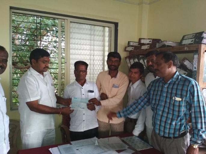 An amount of fifty lakh rupees full of Jamkhed Municipal Council | जामखेड नगरपरिषदेने भरली पन्नास लाख रुपयांची थकबाकी An amount of fifty lakh rupees full of Jamkhed Municipal Council | जामखेड नगरपरिषदेने भरली पन्नास लाख रुपयांची थकबाकी