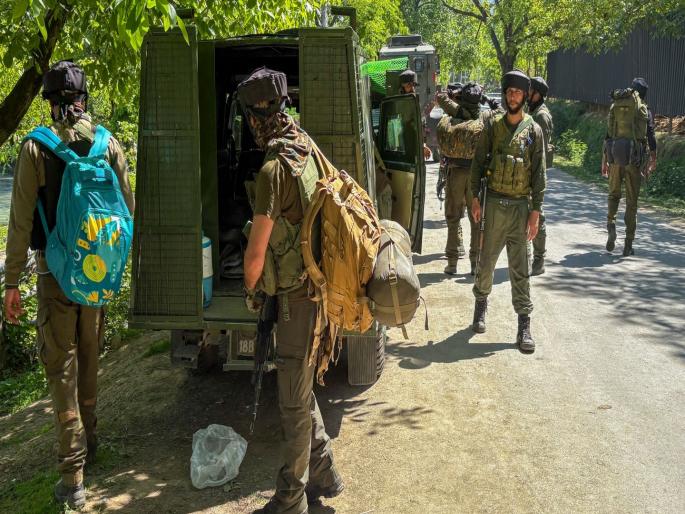 Search operation continues in Kashmir, 3000 people arrested so far; Pahalgam attack terrorists hiding in the forest | काश्मीरात सर्च ऑपरेशन सुरूच, आतापर्यत ३००० जण ताब्यात; जंगलात लपलेत पहलगाम हल्ल्याचे दहशतवादी Search operation continues in Kashmir, 3000 people arrested so far; Pahalgam attack terrorists hiding in the forest | काश्मीरात सर्च ऑपरेशन सुरूच, आतापर्यत ३००० जण ताब्यात; जंगलात लपलेत पहलगाम हल्ल्याचे दहशतवादी