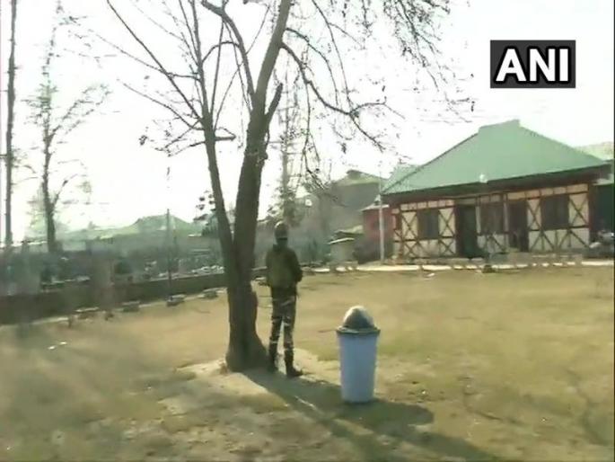 Jammu And Kashmir grenade attack on crpf troops in srinagar | Jammu And Kashmir : काश्मीरमध्ये ग्रेनेड हल्ला; दोन जवानांसह 4 जण जखमी Jammu And Kashmir grenade attack on crpf troops in srinagar | Jammu And Kashmir : काश्मीरमध्ये ग्रेनेड हल्ला; दोन जवानांसह 4 जण जखमी