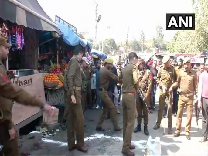 Blast at Jammu bus stand. Injured admitted to hospital | जम्मूमध्ये बस स्टँडवर ग्रेनेड हल्ला, 28 जण जखमी Blast at Jammu bus stand. Injured admitted to hospital | जम्मूमध्ये बस स्टँडवर ग्रेनेड हल्ला, 28 जण जखमी