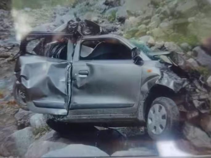 anantnag accident 8 people dead in road accident among dead five children | काश्मीरच्या अनंतनागमध्ये भीषण अपघात; पाच मुलांसह ८ जणांचा मृत्यू anantnag accident 8 people dead in road accident among dead five children | काश्मीरच्या अनंतनागमध्ये भीषण अपघात; पाच मुलांसह ८ जणांचा मृत्यू