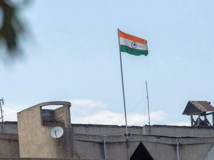 all govt offices of jammu and kashmir ordered to hoisting national flag within 15 days | जम्मू काश्मीर: सरकारी कार्यालयांवर १५ दिवसांत तिरंगा फडकवा; राज्यपालांचे आदेश all govt offices of jammu and kashmir ordered to hoisting national flag within 15 days | जम्मू काश्मीर: सरकारी कार्यालयांवर १५ दिवसांत तिरंगा फडकवा; राज्यपालांचे आदेश