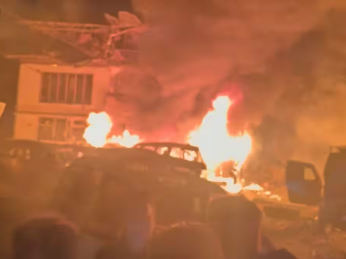 Nitrate seized from terrorists explodes in J&K's Nowgam police station, kills 9 | J&K Blast: जप्त स्फोटकांचे नमुने घेताना पोलीस ठाण्यात भीषण स्फोट, नायब तहसीलदारासह ९ ठार Nitrate seized from terrorists explodes in J&K's Nowgam police station, kills 9 | J&K Blast: जप्त स्फोटकांचे नमुने घेताना पोलीस ठाण्यात भीषण स्फोट, नायब तहसीलदारासह ९ ठार