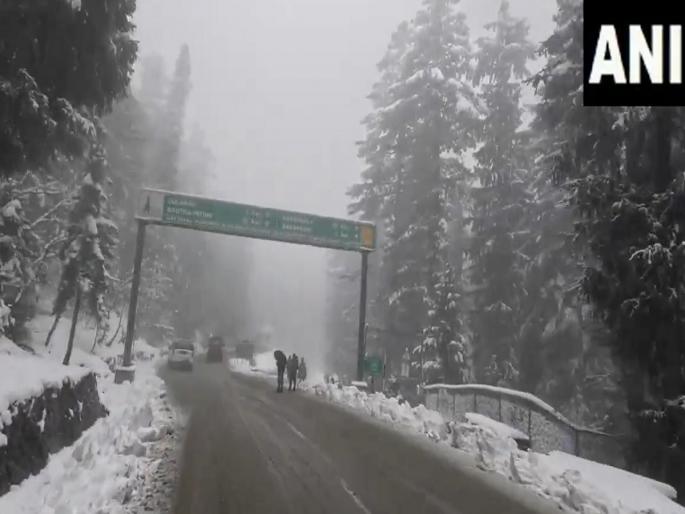 jammu and kashmir heavy snowfall and rain tourists stranded many roads closed police issued helpline numbers | जम्मू-काश्मीरमध्ये बर्फवृष्टी, अनेक पर्यटक अडकले, पोलिसांकडून हेल्पलाइन नंबर जारी jammu and kashmir heavy snowfall and rain tourists stranded many roads closed police issued helpline numbers | जम्मू-काश्मीरमध्ये बर्फवृष्टी, अनेक पर्यटक अडकले, पोलिसांकडून हेल्पलाइन नंबर जारी