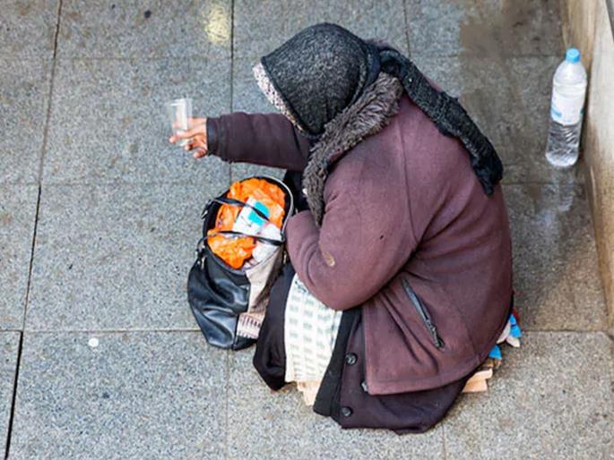 Beggar Found In Possession Of Over 2 58 Lakh ruppes In Jammu And Kashmir | भिकारी महिलेकडे 'घबाड' सापडले; पालिकेचे कर्मचारी पैसे मोजून मोजून दमले Beggar Found In Possession Of Over 2 58 Lakh ruppes In Jammu And Kashmir | भिकारी महिलेकडे 'घबाड' सापडले; पालिकेचे कर्मचारी पैसे मोजून मोजून दमले