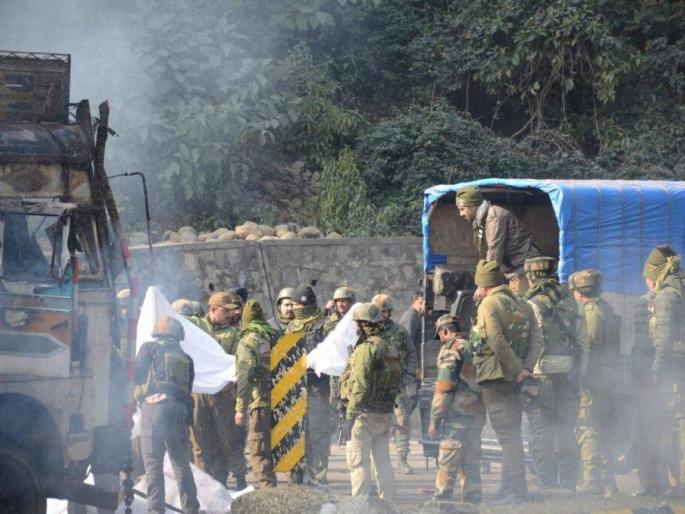 four terrorists killed encounter with security forces in kashmir large stockpile of weapons was seized | चार दहशतवाद्यांचा खात्मा, काश्मीरमध्ये सुरक्षा दलाशी चकमक; मोठा शस्त्रसाठा जप्त four terrorists killed encounter with security forces in kashmir large stockpile of weapons was seized | चार दहशतवाद्यांचा खात्मा, काश्मीरमध्ये सुरक्षा दलाशी चकमक; मोठा शस्त्रसाठा जप्त