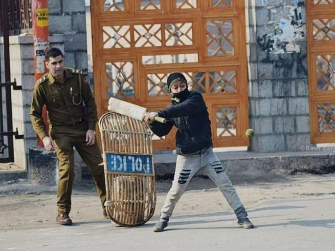Baramulla police tweets a picture of cop playing cricket with kashmiri boy | जम्मू काश्मीर पोलिसांसोबत क्रिकेट खेळणा-या चिमुरड्याचा फोटो व्हायरल, सोशल मीडियावर कौतुकाचा वर्षाव Baramulla police tweets a picture of cop playing cricket with kashmiri boy | जम्मू काश्मीर पोलिसांसोबत क्रिकेट खेळणा-या चिमुरड्याचा फोटो व्हायरल, सोशल मीडियावर कौतुकाचा वर्षाव