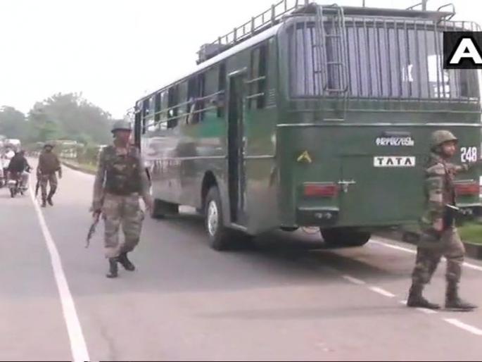 terrorist attacked police deployed on jammu srinagar highway | जम्मू-श्रीनगर महामार्गावर पोलिसांवर गोळीबार; दोन संशयित दहशतवादी फरार terrorist attacked police deployed on jammu srinagar highway | जम्मू-श्रीनगर महामार्गावर पोलिसांवर गोळीबार; दोन संशयित दहशतवादी फरार