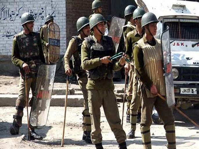 A Dsp Arrested In A Car Along With Two Hizbul Mujahdeen And Lashker-E-Taiba Militants In South Kashmir | काश्मीरमध्ये दोन दहशतवाद्यांसोबत राष्ट्रपती पदक विजेत्या पोलीस उपअधीक्षकाला अटक 