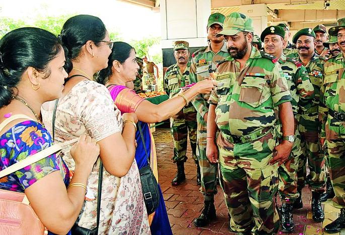 Three years of confrontation with terrorists | तीन वर्षे आतंकवाद्यांचा केला दटून सामना Three years of confrontation with terrorists | तीन वर्षे आतंकवाद्यांचा केला दटून सामना