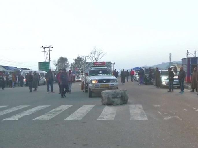 Jammu Kashmir : Three terrorists killed in Jammu-Srinagar highway | जम्मू-श्रीनगर महामार्गावर मोठ्या घातपाताचा डाव उधळला, तीन दहशतवाद्यांचा खात्मा Jammu Kashmir : Three terrorists killed in Jammu-Srinagar highway | जम्मू-श्रीनगर महामार्गावर मोठ्या घातपाताचा डाव उधळला, तीन दहशतवाद्यांचा खात्मा