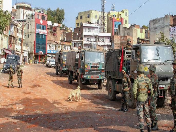Terrorist Attack on Army Convoy in Kathua; Two jawans injured in the encounter | कठुआमध्ये लष्कराच्या ताफ्यावर दहशतवादी हल्ला; चार जवान शहीद, तर चार गंभीर जखमी Terrorist Attack on Army Convoy in Kathua; Two jawans injured in the encounter | कठुआमध्ये लष्कराच्या ताफ्यावर दहशतवादी हल्ला; चार जवान शहीद, तर चार गंभीर जखमी