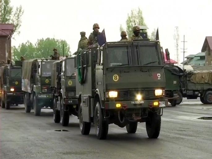 Army vehicle falls into 350 feet deep gorge; 5 soldiers killed, many injured | लष्कराचे वाहन 350 फूट खोल दरीत कोसळले; 5 जवानांचा मृत्यू, अनेक जखमी... Army vehicle falls into 350 feet deep gorge; 5 soldiers killed, many injured | लष्कराचे वाहन 350 फूट खोल दरीत कोसळले; 5 जवानांचा मृत्यू, अनेक जखमी...