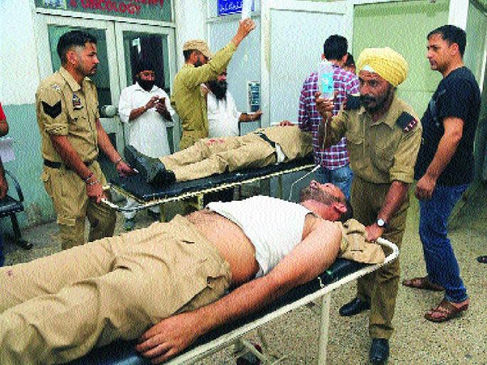 Army terror attack in Kashmir | काश्मिरात लष्कराच्या कॅम्पवर अतिरेकी हल्ला Army terror attack in Kashmir | काश्मिरात लष्कराच्या कॅम्पवर अतिरेकी हल्ला