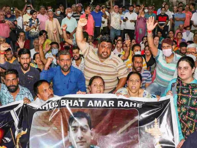 Jammu-Kashmir: Government's big decision; all Hindu employees will be transferred to the district headquarters | Jammu-Kashmir: सरकारचा मोठा निर्णय; टार्गेट किलिंगदरम्यान सर्व हिंदू कर्मचाऱ्यांची जिल्हा मुख्यालयात बदली Jammu-Kashmir: Government's big decision; all Hindu employees will be transferred to the district headquarters | Jammu-Kashmir: सरकारचा मोठा निर्णय; टार्गेट किलिंगदरम्यान सर्व हिंदू कर्मचाऱ्यांची जिल्हा मुख्यालयात बदली