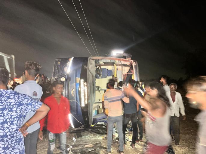 Private travel vehicle heading to Pune overturns near Jamner; 8 to 10 passengers injured | पुण्याकडे जाणारी खासगी ट्रॅव्हल जामनेरनजीक उलटली; ८ ते १० प्रवाशी जखमी Private travel vehicle heading to Pune overturns near Jamner; 8 to 10 passengers injured | पुण्याकडे जाणारी खासगी ट्रॅव्हल जामनेरनजीक उलटली; ८ ते १० प्रवाशी जखमी
