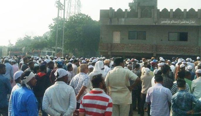Burial of mourners in Jamnar in the Sangamner accident | संगमनेर अपघातातील तिघांचा जामनेर येथे शोकाकुल वातावरणात दफनविधी