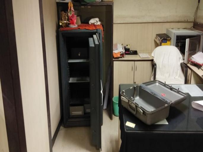 robbery in jalgaon LIC office | जामनेरमध्ये एलआयसीच्या कार्यालयावर चोरट्यांचा डल्ला, साडेपाच लाखांची रोकड लंपास robbery in jalgaon LIC office | जामनेरमध्ये एलआयसीच्या कार्यालयावर चोरट्यांचा डल्ला, साडेपाच लाखांची रोकड लंपास