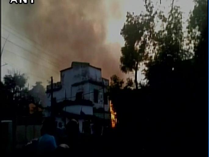 The fire broke out in illegal fireworks factory, and eight people died in a fire | बेकायदेशीर फटाक्यांच्या कारखान्यात भीषण आग, आठ जणांचा आगीत होरपळून दुर्देवी मृत्यू  The fire broke out in illegal fireworks factory, and eight people died in a fire | बेकायदेशीर फटाक्यांच्या कारखान्यात भीषण आग, आठ जणांचा आगीत होरपळून दुर्देवी मृत्यू