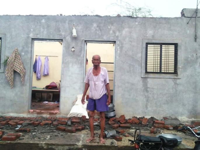 Storms in the Jamkhed taluka along with rain and house letters were shattered | जामखेड तालुक्यात वादळवा-यासह पाऊस, घरावरील पत्रे उडाली