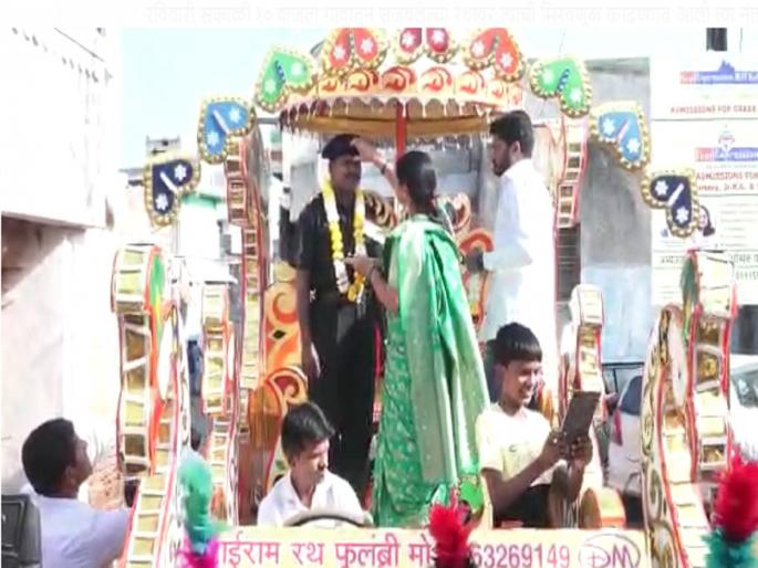 Subhedar, who returned home after 28 years of service in the Indian Army, received a warm welcome to the village | भारतीय सैन्य दलात 28 वर्षे सेवा बजावून घरी परतलेल्या सुभेदारचे गावात जंगी स्वागत