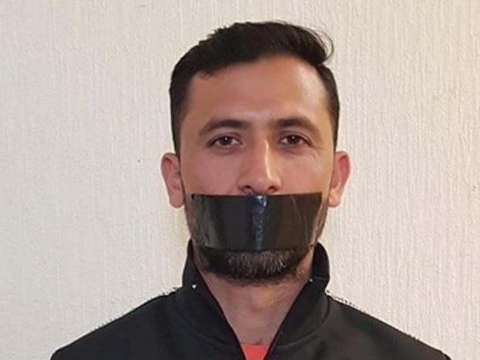 ICC World Cup 2019:  Pakistani bowler Junaid Khan shares cryptic photo after being axed from World Cup squad | ICC World Cup 2019: वर्ल्ड कप संघातून डावललं म्हणून त्यानं तोंडावर बांधली काळी पट्टी !