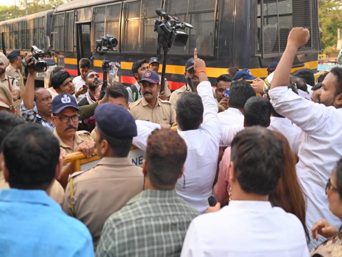 Youth Congress march continues despite police arrest in Pune Jan Aakrosh Yatra leaves for Mumbai | पुण्यात पोलिसांच्या अटकावानंतरही युवक काँग्रेसचा मोर्चा पुढे सुरूच; जनआक्रोश यात्रा मुंबईकडे रवाना Youth Congress march continues despite police arrest in Pune Jan Aakrosh Yatra leaves for Mumbai | पुण्यात पोलिसांच्या अटकावानंतरही युवक काँग्रेसचा मोर्चा पुढे सुरूच; जनआक्रोश यात्रा मुंबईकडे रवाना