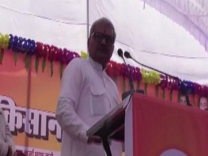 rewa bjp mp janardan mishra says those who approach farmers to recover loan will be beaten | 'शेतकऱ्यांकडे कर्जवसूलीसाठी कोणी आलं तर त्यांचा हात तोडू, गळा दाबू'