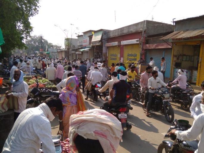 Weekend market in Janefal; Action against 19 merchants | लॉकडाउन असतानाही भरला जानेफळचा आठवडी बाजार; १९ व्यापाऱ्यांविरुद्ध कारवाई Weekend market in Janefal; Action against 19 merchants | लॉकडाउन असतानाही भरला जानेफळचा आठवडी बाजार; १९ व्यापाऱ्यांविरुद्ध कारवाई