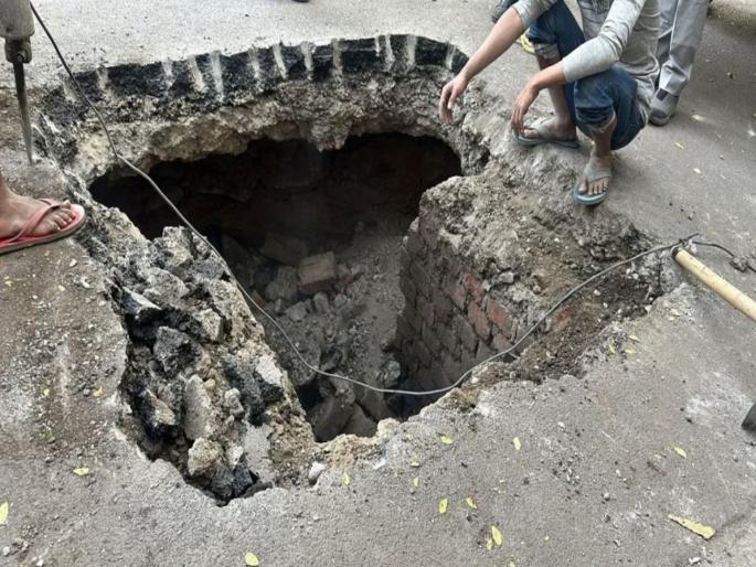 An inquiry will be conducted into the work of the collapsed chamber on Jangli Maharaj Road. | जंगली महाराज रस्त्यावरील खचलेल्या चेंबरच्या कामाची चौकशी होणार An inquiry will be conducted into the work of the collapsed chamber on Jangli Maharaj Road. | जंगली महाराज रस्त्यावरील खचलेल्या चेंबरच्या कामाची चौकशी होणार
