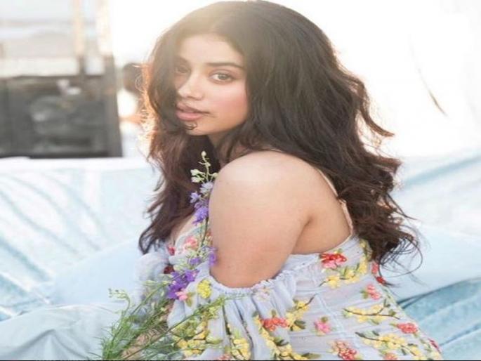 Janhvi Kapoor's Lockit bracelet costs nothing less than Rs 35k,SEE PIC | जान्हवी कपूरच्या ब्रेसलेटची किंमत जाणून तुम्ही व्हाल थक्क,तर कारण वाचून तुम्हालाही वाटेल तिचा अभिमान Janhvi Kapoor's Lockit bracelet costs nothing less than Rs 35k,SEE PIC | जान्हवी कपूरच्या ब्रेसलेटची किंमत जाणून तुम्ही व्हाल थक्क,तर कारण वाचून तुम्हालाही वाटेल तिचा अभिमान