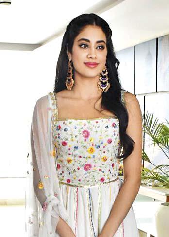 Janhavi Kapoor's white Anarkali kurta & chandbali, try this look | जान्हवी कपूर सध्या पांढर्याशुभ्र अनारकली कुर्ता घालतेय, हा लूक कसा वाटतो? Janhavi Kapoor's white Anarkali kurta & chandbali, try this look | जान्हवी कपूर सध्या पांढर्याशुभ्र अनारकली कुर्ता घालतेय, हा लूक कसा वाटतो?
