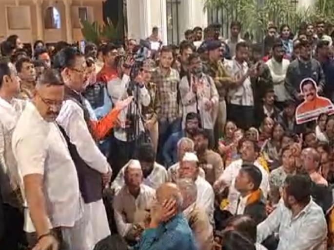 Tears in the eyes of Shinde Sena district chief Janjal; activists gathered outside Shirsat's house | संभाजीनगरात 'हायव्होल्टेज' ड्रामा; जंजाळांच्या डोळ्यात अश्रू, शिरसाटांच्या घराबाहेर कार्यकर्ते जमा Tears in the eyes of Shinde Sena district chief Janjal; activists gathered outside Shirsat's house | संभाजीनगरात 'हायव्होल्टेज' ड्रामा; जंजाळांच्या डोळ्यात अश्रू, शिरसाटांच्या घराबाहेर कार्यकर्ते जमा