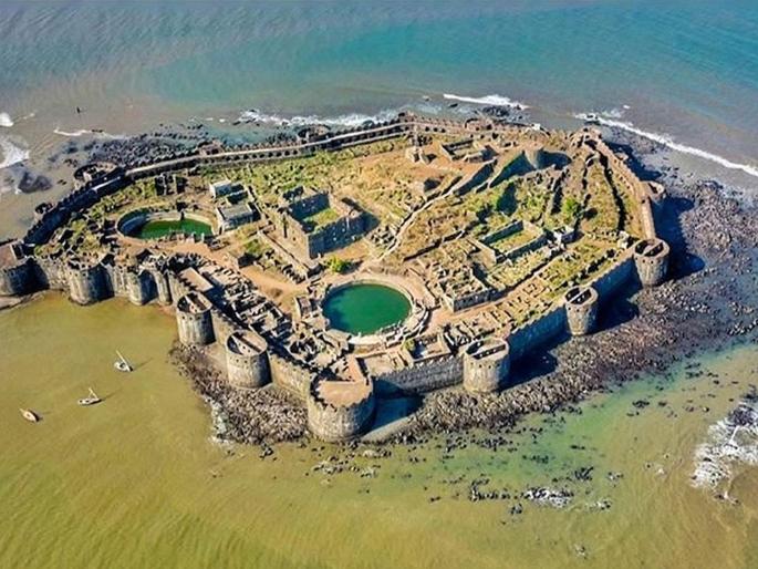 Janjira Fort opens its doors to tourists after five months | जंजिरा किल्ल्याचे दरवाजे पाच महिन्यांनंतर पर्यटकांसाठी खुले