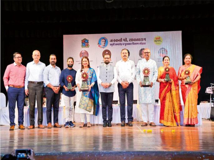 The award famine in my life is over! P. Savalaram Award presented to Uday Sabnis | माझ्या जीवनातील पुरस्कारदुर्भिक्ष संपले! पी. सावळाराम पुरस्कार उदय सबनीस यांना प्रदान The award famine in my life is over! P. Savalaram Award presented to Uday Sabnis | माझ्या जीवनातील पुरस्कारदुर्भिक्ष संपले! पी. सावळाराम पुरस्कार उदय सबनीस यांना प्रदान