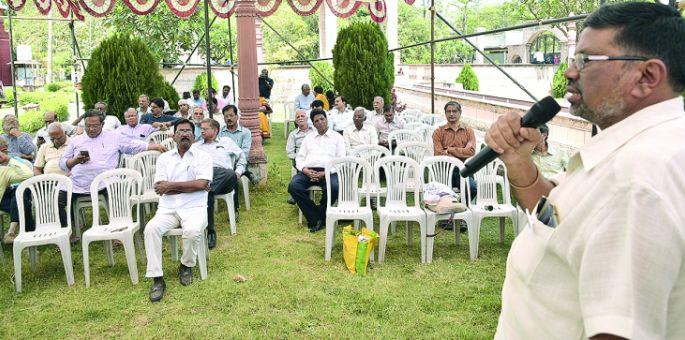 Government should be sensitive about farmers | शासनाने शेतकऱ्यांप्रती संवेदनशील व्हावे