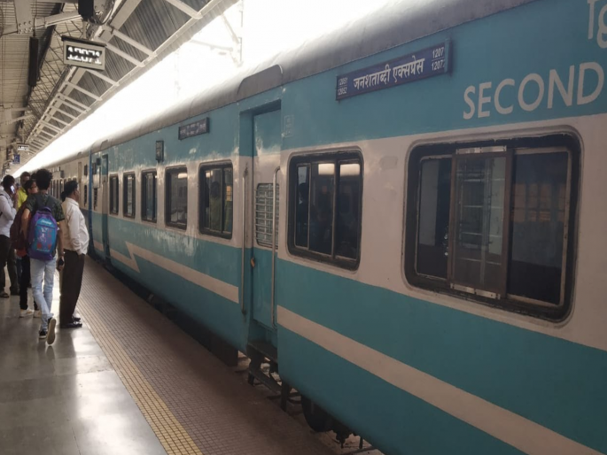 It will be convenient for Hingolikars to reach Mumbai; Janshatabdi Express to be flagged off tomorrow, know schedule | हिंगोलीहून मुंबई गाठणे होणार सोयीचे; ‘जनशताब्दी’ला उद्या हिरवा झेंडा, जाणून घ्या वेळापत्रक It will be convenient for Hingolikars to reach Mumbai; Janshatabdi Express to be flagged off tomorrow, know schedule | हिंगोलीहून मुंबई गाठणे होणार सोयीचे; ‘जनशताब्दी’ला उद्या हिरवा झेंडा, जाणून घ्या वेळापत्रक