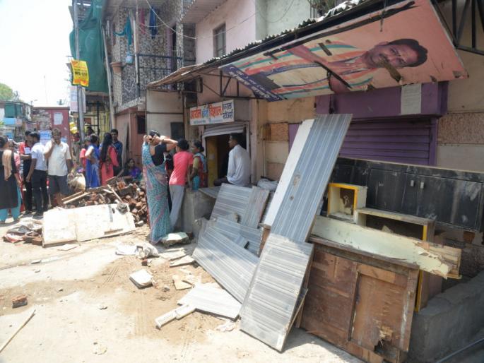 public homes on road due to water pipeline break in janata colony | जलवाहिनी फुटल्याने जनता वसाहतीत संसार उघड्यावर  public homes on road due to water pipeline break in janata colony | जलवाहिनी फुटल्याने जनता वसाहतीत संसार उघड्यावर